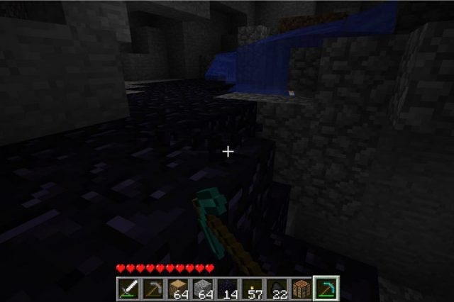 Minecraft in-game screen image #4 Mining obsidian